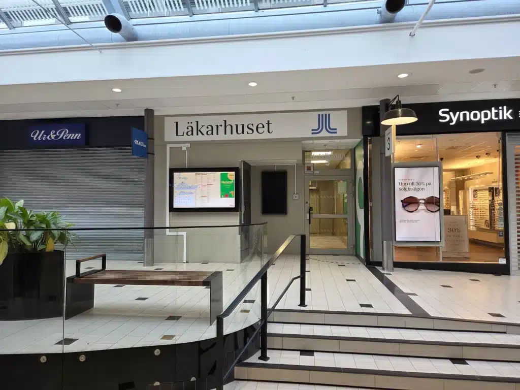 Din Tandläkare i Solna – ingång till Läkarhuset på Hotellgatan 3, Solna Centrum